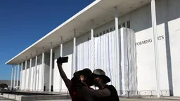 С Кеннеди-центра в Вашингтоне демонтировано имя Трампа